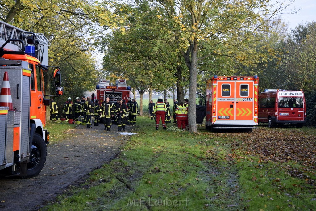 Feuer 1 brannten 3 Lauben Koeln Fuehlingen Kriegerhofstr P014.JPG - Miklos Laubert